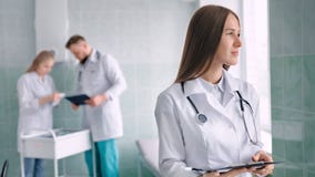 Врач-специалист портрета женский при стетоскоп окруженный рабочей Средой на больнице сток-видео Врач-специалист портрета женский при стетоскоп окруженный рабочей Средой на больнице сток-видео