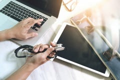 Врачуйте работу с цифровыми таблеткой и портативным компьютером с smar стоковые изображения rf Врачуйте работу с цифровыми таблеткой и портативным компьютером с smar стоковые изображения rf