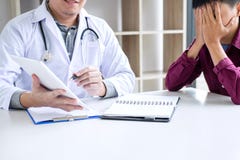 Врачуйте советуя с пациента обсуждая что-то и порекомендуйте tre стоковая фотография Врачуйте советуя с пациента обсуждая что-то и порекомендуйте tre стоковая фотография