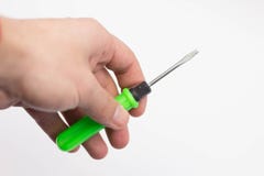 Вручите держать зеленую ручку отвертки дальше изолированный на белой предпосылке с клиппированием стоковое фото Вручите держать зеленую ручку отвертки дальше изолированный на белой предпосылке с клиппированием стоковое фото