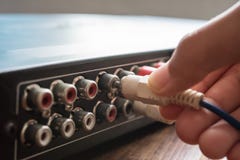 Вручите держать кабель AV, соединитесь к фокусу Ci тональнозвуковых и видео стоковое изображение Вручите держать кабель AV, соединитесь к фокусу Ci тональнозвуковых и видео стоковое изображение
