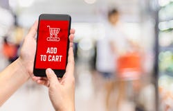 Вручите держать чернь добавьте к продукту тележки для того чтобы купить онлайн с стоковое фото Вручите держать чернь добавьте к продукту тележки для того чтобы купить онлайн с стоковое фото