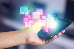 Вручите держать умный телефон с абстрактными накаляя квадратами стоковое изображение Вручите держать умный телефон с абстрактными накаляя квадратами стоковое изображение