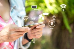 Вручите женщину используя smartphone для дела и социальной сети стоковое изображение rf Вручите женщину используя smartphone для дела и социальной сети стоковое изображение rf