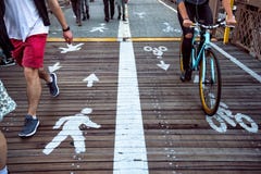 Всадники пешехода и велосипеда деля майны улицы с дорожной разметкой в городе Стоковые Фото Всадники пешехода и велосипеда деля майны улицы с дорожной разметкой в городе Стоковые Фото