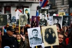 Все-русское действие „бессмертный полк „, приуроченный ко дню победы 9-ого мая во Владивостоке стоковое фото Все-русское действие „бессмертный полк „, приуроченный ко дню победы 9-ого мая во Владивостоке стоковое фото