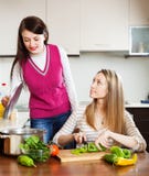 Вскользь женщины варя еду стоковое изображение Вскользь женщины варя еду стоковое изображение