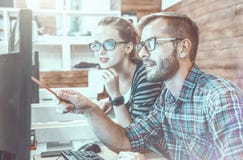 Вскользь пары дела используя компьютер в офисе 2 коллеги работая совместно на новаторском оформлении изделия стоковые фотографии rf Вскользь пары дела используя компьютер в офисе 2 коллеги работая совместно на новаторском оформлении изделия стоковые фотографии rf