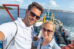 Вскользь пары принимая фото автопортрета selfie на пароме задействуют к их назначению острова летних каникулов стоковые изображения rf Вскользь пары принимая фото автопортрета selfie на пароме задействуют к их назначению острова летних каникулов стоковые изображения rf