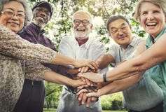 Встреча вверх по расслабляющей концепции парка Pensionary остатков приятельства Стоковая Фотография Встреча вверх по расслабляющей концепции парка Pensionary остатков приятельства Стоковая Фотография