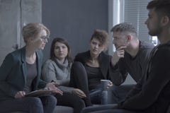 Встреча группа поддержкиы с психологом стоковые фотографии rf Встреча группа поддержкиы с психологом стоковые фотографии rf