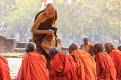 Встреча монахов на святом дереве в Lumbini - месте рождения лорда Будды стоковые фото Встреча монахов на святом дереве в Lumbini - месте рождения лорда Будды стоковые фото