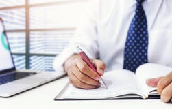 Встреча плановика календаря дела на офисе стола стоковые изображения Встреча плановика календаря дела на офисе стола стоковые изображения