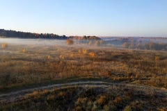 встреча поля утра с туманом и солнцем стоковые изображения rf встреча поля утра с туманом и солнцем стоковые изображения rf