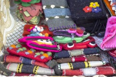 Всход конца-вверх традиционных турецких красочных handmade бумажников сделанных войлоком стоковые изображения rf Всход конца-вверх традиционных турецких красочных handmade бумажников сделанных войлоком стоковые изображения rf