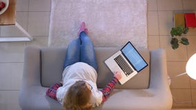 Всход крупного плана верхний молодой беременной женской работы мамы у видеоматериал Всход крупного плана верхний молодой беременной женской работы мамы у видеоматериал