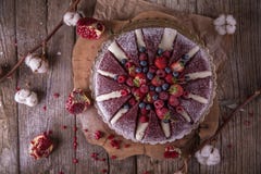 Вулкан торта Маслообразное печенье с какао, нежным сметанообразным суфлем, вишней в карамельке стоковое изображение Вулкан торта Маслообразное печенье с какао, нежным сметанообразным суфлем, вишней в карамельке стоковое изображение