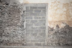Вход в старой стене преграженной с конкретными кирпичами Стоковое Фото Вход в старой стене преграженной с конкретными кирпичами Стоковое Фото