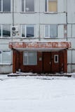 Вход старого советского здания в Риге, Латвии стоковые изображения rf Вход старого советского здания в Риге, Латвии стоковые изображения rf