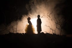 Вы поженитесь я? Силуэт молодого человека оставаясь на колене и делая предложение для его симпатичной девушки против темного тони стоковые фото Вы поженитесь я? Силуэт молодого человека оставаясь на колене и делая предложение для его симпатичной девушки против темного тони стоковые фото