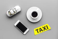 Выберите такси в передвижном применении Серое взгляд сверху предпосылки стоковое фото rf Выберите такси в передвижном применении Серое взгляд сверху предпосылки стоковое фото rf