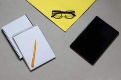 Выбор и преимущества между тетрадями, книгами, телефонами, стоковые изображения rf Выбор и преимущества между тетрадями, книгами, телефонами, стоковые изображения rf
