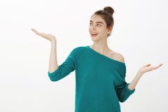 Выборы веса девушки и принятое решение решениее Портрет симпатичной счастливой женщины с стилем причёсок плюшки, смотря поднятую стоковые фотографии rf Выборы веса девушки и принятое решение решениее Портрет симпатичной счастливой женщины с стилем причёсок плюшки, смотря поднятую стоковые фотографии rf