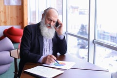 Выбытые старики вызывают для того чтобы быть партнером с умным телефоном используя новое techn стоковая фотография Выбытые старики вызывают для того чтобы быть партнером с умным телефоном используя новое techn стоковая фотография