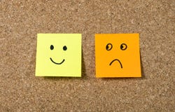 Вывесите его замечает на corkboard с smiley и унылом выражении стороны шаржа в счастье против концепции депрессии стоковое изображение Вывесите его замечает на corkboard с smiley и унылом выражении стороны шаржа в счастье против концепции депрессии стоковое изображение