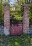 Выдержанные старые ржавые ворота сада, со знаком на чешском, который значит: Остерегитесь собаки стоковая фотография rf Выдержанные старые ржавые ворота сада, со знаком на чешском, который значит: Остерегитесь собаки стоковая фотография rf