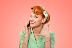 Вызовите меня Pin вверх по девушке стиля с телефоном стоковая фотография rf Вызовите меня Pin вверх по девушке стиля с телефоном стоковая фотография rf
