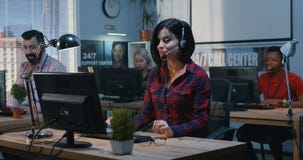Вымотанная женщина работая в центре поддержки Вымотанная женщина работая в центре поддержки