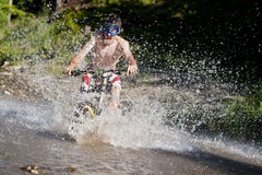 Выплеск велосипеда воды Mountainbiker покатый стоковое фото Выплеск велосипеда воды Mountainbiker покатый стоковое фото