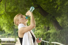 выпивая sporty женщина воды стоковое изображение выпивая sporty женщина воды стоковое изображение