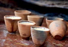 Выпивая стиль чая индийский: Chai в чашках глины стоковое изображение Выпивая стиль чая индийский: Chai в чашках глины стоковое изображение