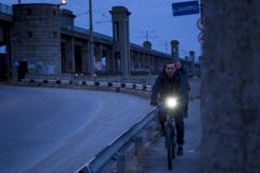 Выравнивать прогулку через Zaporozhye на мосте стоковое изображение Выравнивать прогулку через Zaporozhye на мосте стоковое изображение