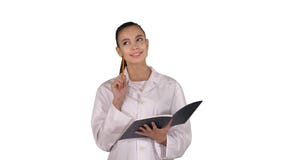 Выразительный молодой женский доктор с творческой тетрадью удерживания идеи и идти на белую предпосылку стоковые изображения rf Выразительный молодой женский доктор с творческой тетрадью удерживания идеи и идти на белую предпосылку стоковые изображения rf