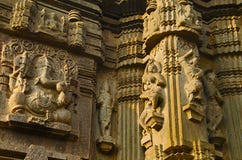 Высекаенный идол лорда Ganesha и резного изображения, виска Kopeshwar, Khidrapur, kolhapur, махарастры Индии стоковая фотография Высекаенный идол лорда Ganesha и резного изображения, виска Kopeshwar, Khidrapur, kolhapur, махарастры Индии стоковая фотография