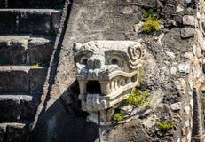Высекающ детали пирамиды на руинах Teotihuacan - Мехико Quetzalcoatl, Мексика стоковая фотография rf Высекающ детали пирамиды на руинах Teotihuacan - Мехико Quetzalcoatl, Мексика стоковая фотография rf
