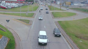 Высокий взгляд дороги где разные виды переходов обеспечивают циркуляцию акции видеоматериалы Высокий взгляд дороги где разные виды переходов обеспечивают циркуляцию акции видеоматериалы