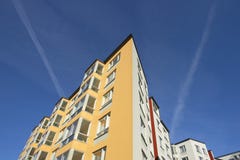 Высокий дом на нескольких полов против голубого неба стоковое изображение rf Высокий дом на нескольких полов против голубого неба стоковое изображение rf