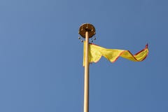 Высокий развевая желтый покрашенный флаг стоковое фото rf Высокий развевая желтый покрашенный флаг стоковое фото rf