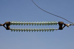 Высоковольтные изоляторы передачи против голубого неба Стоковые Изображения Высоковольтные изоляторы передачи против голубого неба Стоковые Изображения