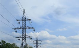 Высоковольтная передающая линия электричества на предпосылке голубого неба стоковое изображение rf Высоковольтная передающая линия электричества на предпосылке голубого неба стоковое изображение rf