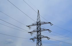 Высоковольтная передающая линия электричества на предпосылке голубого неба стоковое фото Высоковольтная передающая линия электричества на предпосылке голубого неба стоковое фото