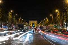 Высокое движение (запачканное движение) на бульваре Champs-Elysees на nig стоковое изображение Высокое движение (запачканное движение) на бульваре Champs-Elysees на nig стоковое изображение