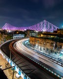 Высококачественная съемка долгой выдержки известного моста Howrah в Kolkata Индии Красивые следы автомобиля стоковая фотография Высококачественная съемка долгой выдержки известного моста Howrah в Kolkata Индии Красивые следы автомобиля стоковая фотография