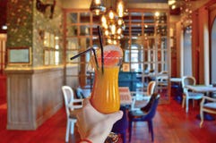 Высокорослая стеклянная чашка с a smoothie грейпфрута тыквы украсила стоковое фото Высокорослая стеклянная чашка с a smoothie грейпфрута тыквы украсила стоковое фото
