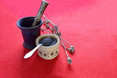 Высушенные капсулы мака, семена в чашке и миномет с пестиком стоковое изображение rf Высушенные капсулы мака, семена в чашке и миномет с пестиком стоковое изображение rf