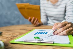Высчитывать налога дома трудной работы молодой женщины работая дома стоковая фотография rf Высчитывать налога дома трудной работы молодой женщины работая дома стоковая фотография rf
